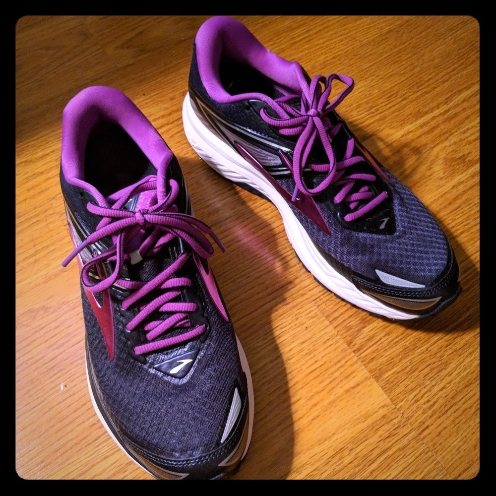 Brooks Ravenna 8 Sneakers, Size 9